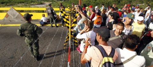 Militares venezolanos custodian la frontera