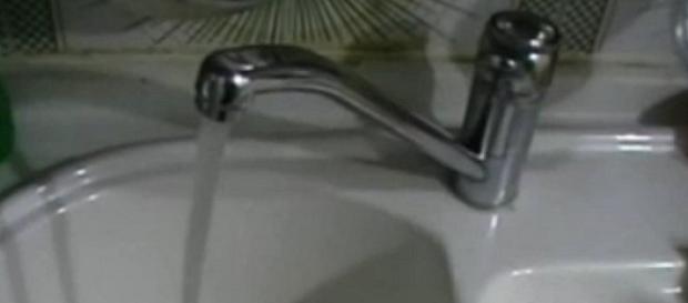 Acqua che sgorga da un rubinetto Acqua che sgorga da un rubinetto