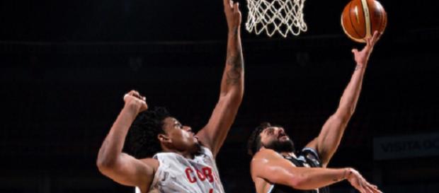 Campazzo, clave en la remontada, con su bandeja Campazzo, clave en la remontada, con su bandeja