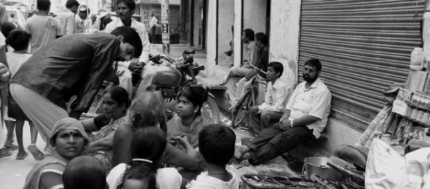 Dentista en Varanasi, la India, en plena calle. Dentista en Varanasi, la India, en plena calle.