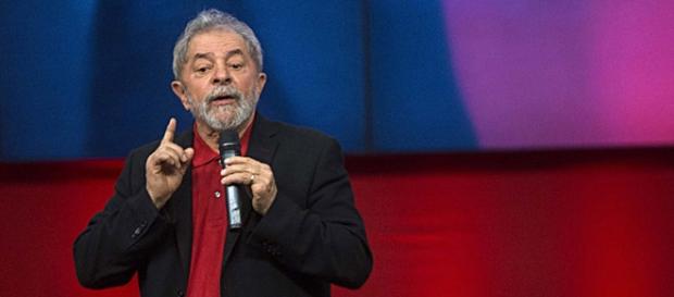 Lula critica o "panelaço" e protestos contra Dilma Lula critica o "panelaço" e protestos contra Dilma