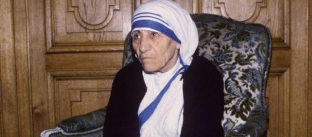 Matka Teresa z Kalkuty zwana aniołem miłosierdzia Matka Teresa z Kalkuty zwana aniołem miłosierdzia