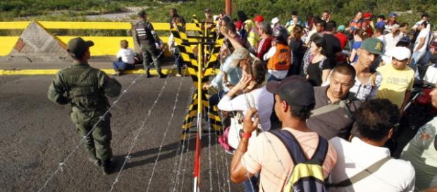 Militares venezolanos custodian la frontera Militares venezolanos custodian la frontera