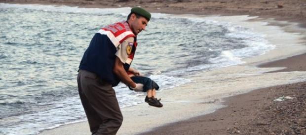 Polícia turco carrega o corpo de Aylan Polícia turco carrega o corpo de Aylan