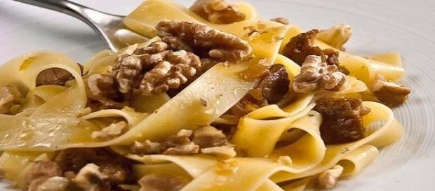 Tagliatelle con salsa cremosa di noci. Tagliatelle con salsa cremosa di noci.