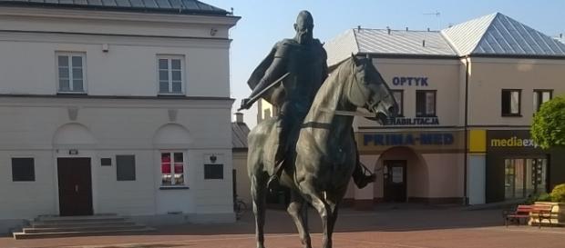 Zwyciężca w Bitwie pod Warką - Rynek miejski Zwyciężca w Bitwie pod Warką - Rynek miejski