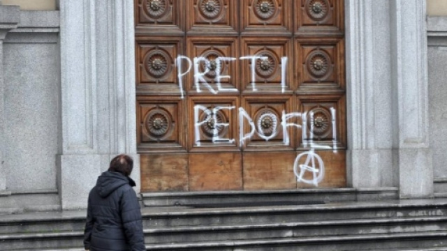 Arrestato parroco per pedofilia