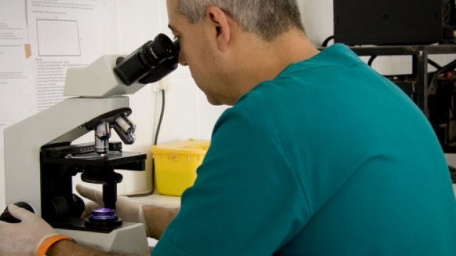 Medico mentre lavora in ospedale