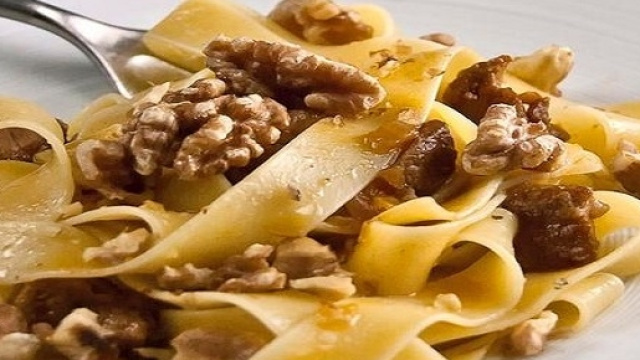 Tagliatelle con salsa cremosa di noci.