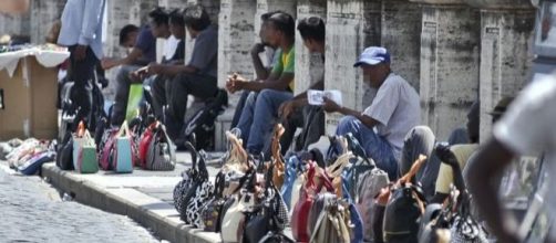 Abusivi invadono le strade di Roma