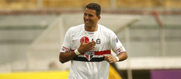Atacante batia no peito ao fazer gols Atacante batia no peito ao fazer gols