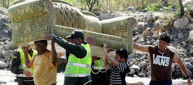 Migrantes atraviesan el Río Táchira Migrantes atraviesan el Río Táchira