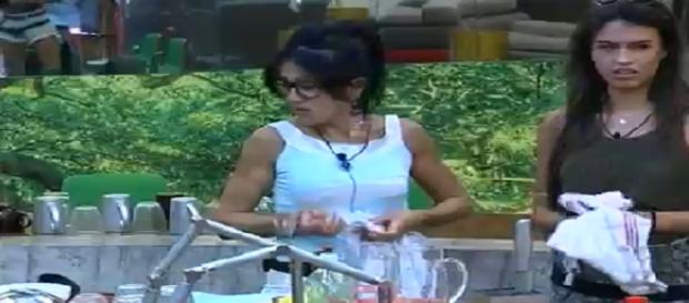 imagen de madre e hija en el interior de la casa imagen de madre e hija en el interior de la casa