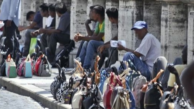 Abusivi invadono le strade di Roma