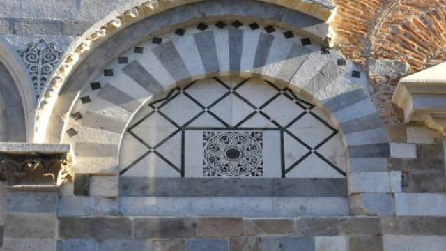 Serie Fibonacci su una chiesa di Pisa