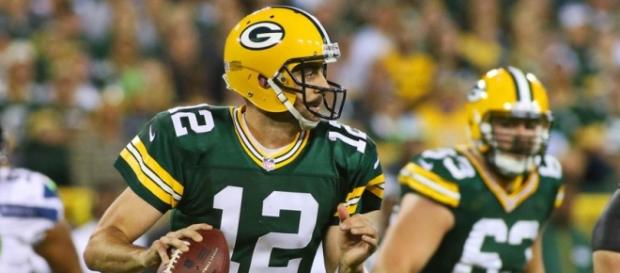 Aaron Rodgers (12) flanked by center Corey Linsley Aaron Rodgers (12) flanked by center Corey Linsley