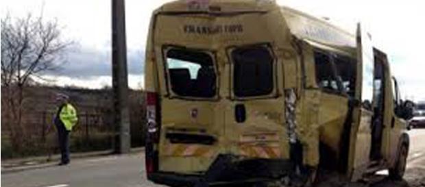 ACCIDENT. Un autobuz plin cu copii s-a rasturnat ACCIDENT. Un autobuz plin cu copii s-a rasturnat
