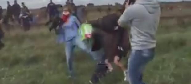 La periodista húngara, zancadillea a padre e hijo La periodista húngara, zancadillea a padre e hijo