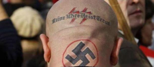 Neonazis agrediram cidadãos inocentes. Neonazis agrediram cidadãos inocentes.