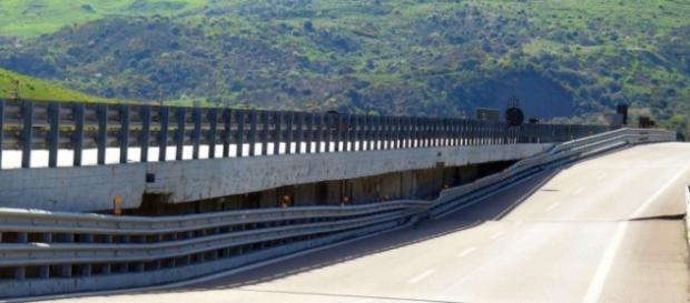 Calabria: ragazzo tenta il suicidio sull'A3. Calabria: ragazzo tenta il suicidio sull'A3.
