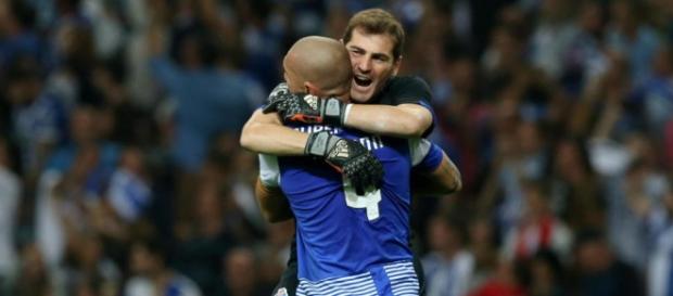 Casillas celebra el triunfo con Maicon (EFE). Casillas celebra el triunfo con Maicon (EFE).