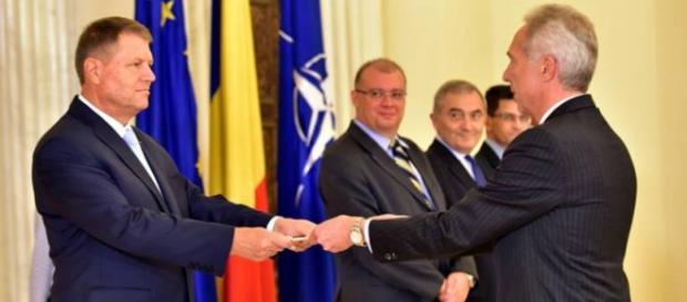 Hans Klemm îi dă preşedintelui Iohannis scrisorile Hans Klemm îi dă preşedintelui Iohannis scrisorile