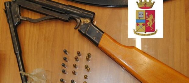 L'arma e le munizioni sotto sequestro L'arma e le munizioni sotto sequestro