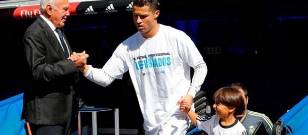 Menino sirio entraem campo com cristiano ronaldo Menino sirio entraem campo com cristiano ronaldo