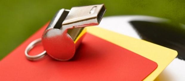 Fischietto e cartellini di un arbitro Fischietto e cartellini di un arbitro