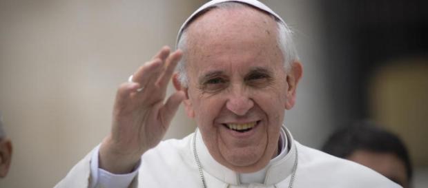 Papa Francesco saluta la folla Papa Francesco saluta la folla