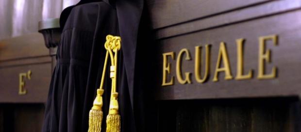 Una toga in un'aula di Tribunale Una toga in un'aula di Tribunale
