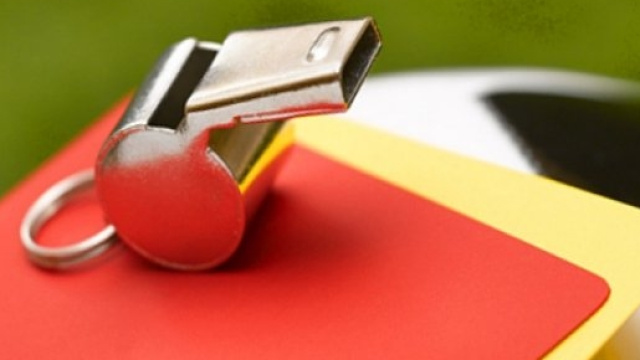 Fischietto e cartellini di un arbitro