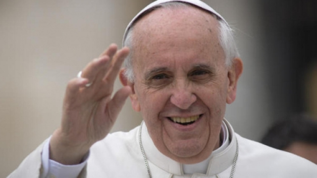 Papa Francesco saluta la folla