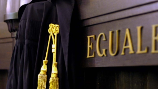 Una toga in un'aula di Tribunale