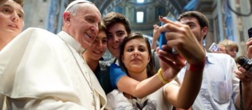 Papa Francesco in uno dei tanti selfie