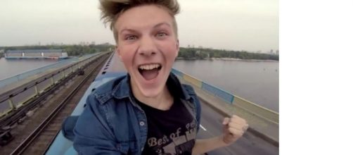 Pasha, il ragazzo che si fa selfie sul treno