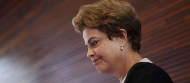 Dilma promete cinco pastas ao PMDB Dilma promete cinco pastas ao PMDB