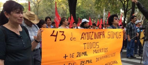 Familiares iniciaron ayuno en el zócalo Familiares iniciaron ayuno en el zócalo