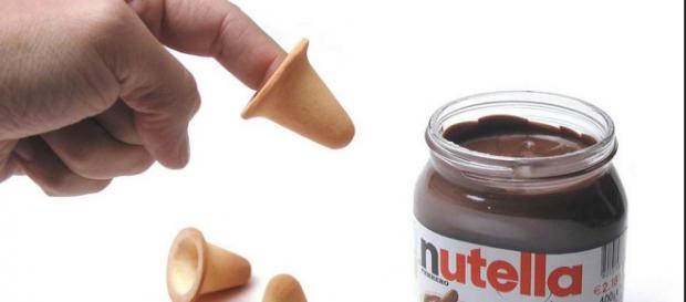 Il biscotto a forma di dito per gustare la Nutella Il biscotto a forma di dito per gustare la Nutella