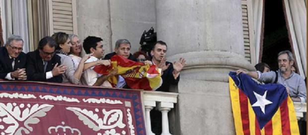 Rifirafe en el balcón del ayuntamiento Rifirafe en el balcón del ayuntamiento