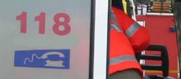 Soccorritori del 118 in azione dopo un incidente Soccorritori del 118 in azione dopo un incidente