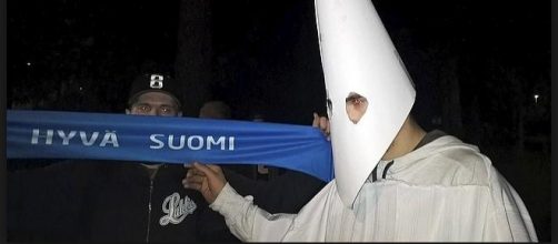 Manifestante finlandese mascherato da Ku Klux Klan