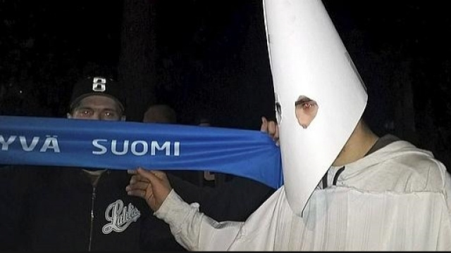 Manifestante finlandese mascherato da Ku Klux Klan