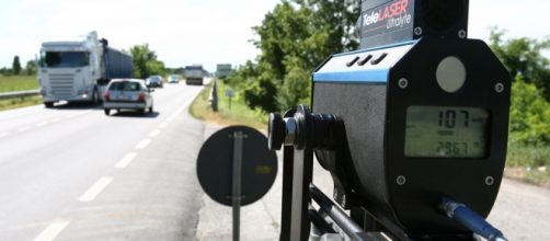 Autovelox in funzione su una strada statale