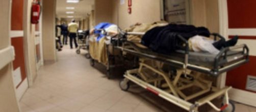 Ospedali con degenti in corridoio.