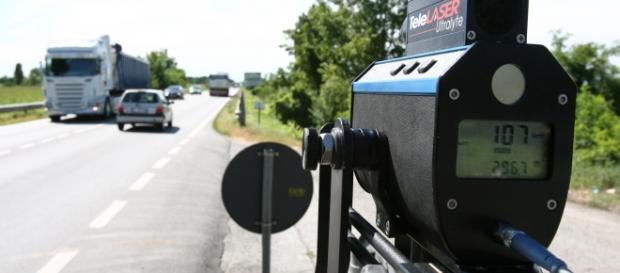 Autovelox in funzione su una strada statale Autovelox in funzione su una strada statale