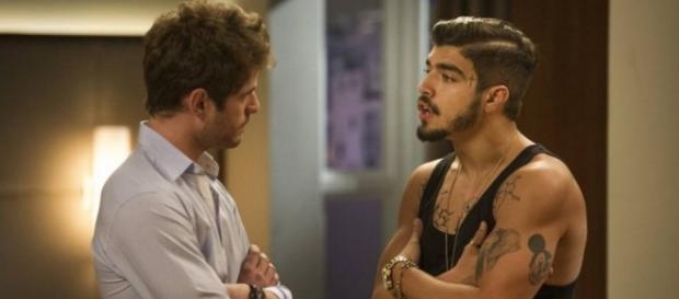 Benjamin bate em Grego, que tenta matá-lo Benjamin bate em Grego, que tenta matá-lo
