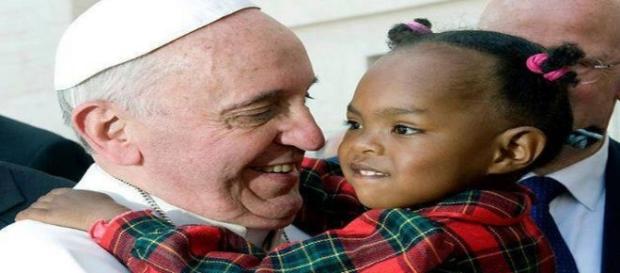 El papa Francisco abraza a una niña. Flickr El papa Francisco abraza a una niña. Flickr