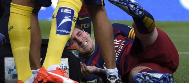 Messi sufrió un choque a los tres minutos de juego Messi sufrió un choque a los tres minutos de juego