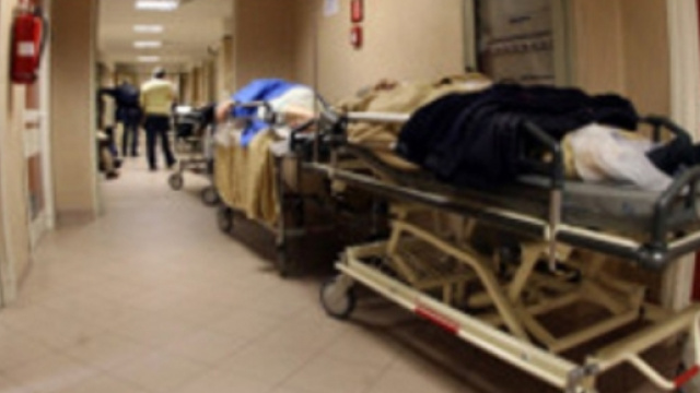 Ospedali con degenti in corridoio.
